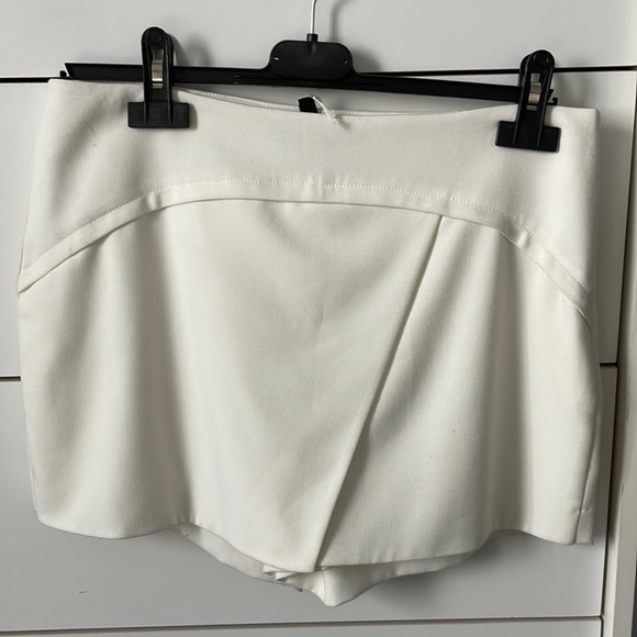 BCBG short in Med cream color. Barely worn. Stunning piece for day to night time - Picture 1 of 5